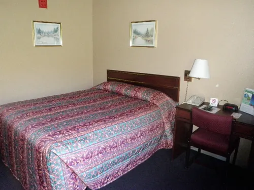 Home Place Inn – Handicapped Room — photo 6