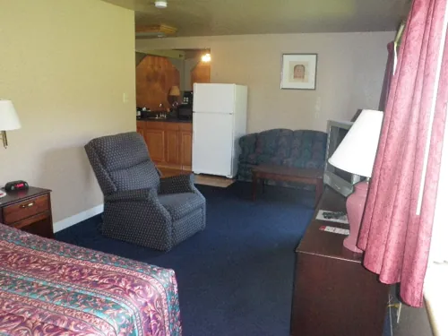 Home Place Inn – Single Kitchenette Suite — photo 3